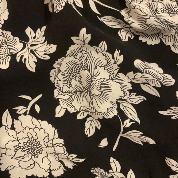 🌻 floral shorts🌻 - Picture 2 of 4